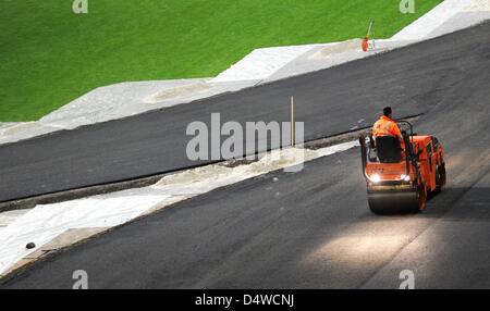 Une piste de course est intégré dans l'Esprit Arena de Düsseldorf, Allemagne, 22 novembre 2010. La phase de reconstruction pour la Course des Champions est toujours en cours et la course aura lieu le 27 et 28 novembre 2010 avec le Champion du Monde de Formule 1 Sebastian Vettel. Au stade de Fortuna Düsseldorf Accueil 7,5 de large, les voies seront construites sur la masse de pierre, et 1 800 tonnes d'asphalte wil Banque D'Images