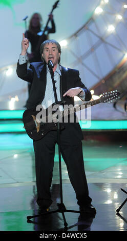 Musicien irlandais Chris de Burgh fonctionne à TV Show 'Bienvenue à Camen Nebel' à Magdeburg, Allemagne, 20 novembre 2010. Photo : Jens Wolf Banque D'Images