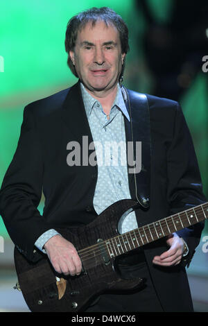 Musicien irlandais Chris de Burgh fonctionne à TV Show 'Bienvenue à Camen Nebel' à Magdeburg, Allemagne, 20 novembre 2010. Photo : Jens Wolf Banque D'Images