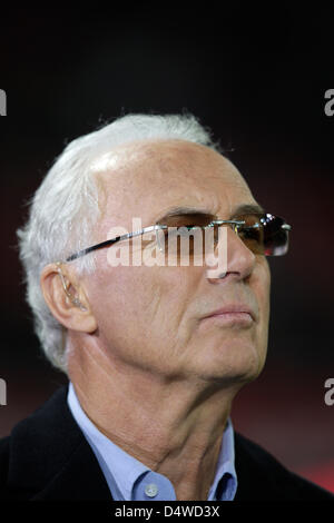 L'icône du football allemand et président d'honneur du Bayern Munich, Franz Beckenbauer au cours de la Bundesliga allemande Bayer 04 Leverkusen match v FC Bayern Munich au stade BayArena à Leverkusen, Allemagne, 20 novembre 2010. Le match se termine par un nul 1-1. Photo : Rolf Vennenbernd Banque D'Images