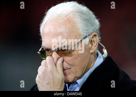 L'icône du football allemand et président d'honneur du Bayern Munich, Franz Beckenbauer au cours de la Bundesliga allemande Bayer 04 Leverkusen match v FC Bayern Munich au stade BayArena à Leverkusen, Allemagne, 20 novembre 2010. Le match se termine par un nul 1-1. Photo : Rolf Vennenbernd Banque D'Images