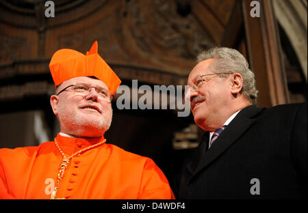 Reinhard Marx (L), l'arch évêque de Munich et Freising et nouvellement promu cardinal, est reçu par le maire de Munich Christian Ude en face de la Frauenkirche de Munich, Allemagne, 32 novembre 2010. Marx a été promu au rang d'un cardinal le week-end passé par le Pape au Vatican. Le 57 ans est la plus jeune parmi les 203 cardinaux du monde entier. Photo : Andreas Gebert Banque D'Images