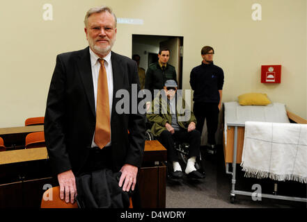 La défenderesse, ancien garde du camp de concentration de Sobibor et citoyen américain, John 'Ivan Demjanjuk' (2-R), accusé de complicité de meurtre, arrive à la cour d'état de Munich dans un fauteuil roulant, alors que l'un de ses avocats Ulrich Busch (L) attend le début du procès à Munich, Allemagne, 24 novembre 2010. Le procès contre le criminel nazi présumé John Demjanjuk co Banque D'Images