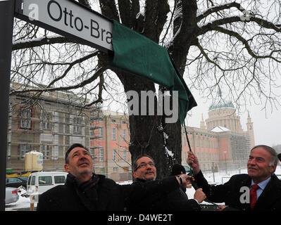 Maire de Potsdam Jann Jakobs (L-R), Gouverneur de Brandebourg Platzeck Matthias et président de la Parlement Brandebourg Gunter Fritsch dévoiler le signe Otto-Braun-Platz à Berlin, Allemagne, 19 mars 2013. La place en face du nouveau bâtiment du Parlement de Brandebourg a été nommé d'après l'ancien Premier Ministre de Prusse. Photo : Bernd Settnik Banque D'Images