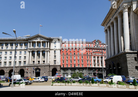 Sofia. La Bulgarie. Le bâtiment du Conseil de ministres dans l'arrière-plan et à l'avant droit est la partie chambre. Banque D'Images