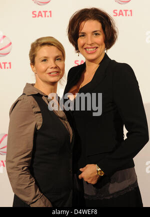 Acteurs allemand Annette Frier (L) et Elena Uhlig (R) sourire alors que la station de télévision privée allemande Sat.1 présente ses points forts du printemps 2011 à Hambourg, Allemagne, le 25 novembre 2010. Photo : Angelika Warmuth Banque D'Images