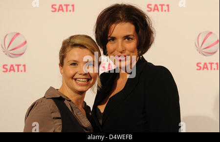 Acteurs allemand Annette Frier (L) et Elena Uhlig (R) sourire alors que la station de télévision privée allemande Sat.1 présente ses points forts du printemps 2011 à Hambourg, Allemagne, le 25 novembre 2010. Photo : Angelika Warmuth Banque D'Images