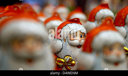Un fichier photo prise le 2 décembre 2009 indique les chiffres de Santa chocolat à Hambourg, Allemagne. Photo : Angelika Warmuth Banque D'Images