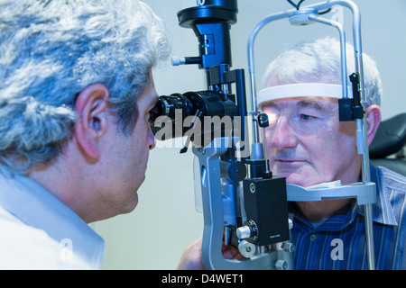 Examen de la vue patient Banque D'Images