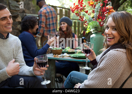 Couple having wine together outdoors Banque D'Images