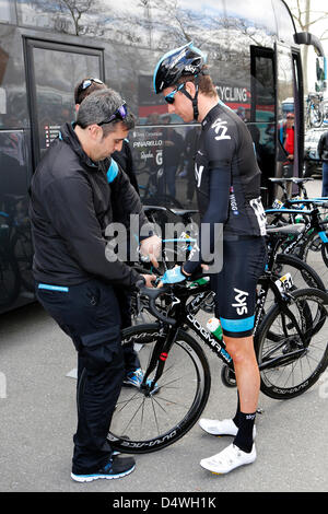 Girona, Espagne. 19 mars 2013. Cycliste britannique et vainqueur du Tour de France, monsieur Bradley Wiggins de l'équipe SKY, qui s'apprête à lancer la 2e étape du Tour de Catalogne (Volta a Catalunya) qui se déplace de Gérone à Banyoles sur une distance de 160km. Credit : Howard Sayer / Alamy Live News Banque D'Images