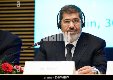 Berlin, 30 janvier 2013. Au cours de la visite du Président égyptien Mohammed Morsi a lieu la conférence de la Commission mixte économique German-Egyptian au Ministère fédéral de l'économie et de la Technologie (BMWi) à Berlin. La session est dirigée par le ministre fédéral M. Philipp Rösler, et le Ministre égyptien de l'Industrie et du Commerce, Hatem Saleh. Foto : Mohammed Morsi représenté à la conférence de la Commission mixte économique German-Egyptian Banque D'Images