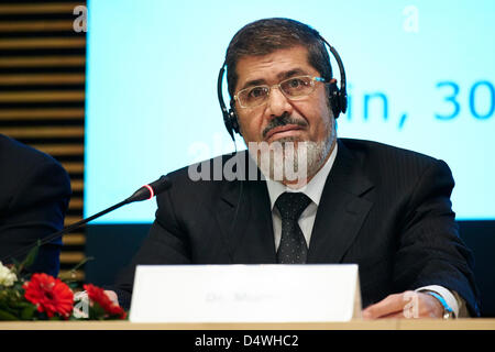 Berlin, 30 janvier 2013. Au cours de la visite du Président égyptien Mohammed Morsi a lieu la conférence de la Commission mixte économique German-Egyptian au Ministère fédéral de l'économie et de la Technologie (BMWi) à Berlin. La session est dirigée par le ministre fédéral M. Philipp Rösler, et le Ministre égyptien de l'Industrie et du Commerce, Hatem Saleh. Foto : Mohammed Morsi représenté à la conférence de la Commission mixte économique German-Egyptian Banque D'Images