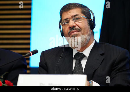 Berlin, 30 janvier 2013. Au cours de la visite du Président égyptien Mohammed Morsi a lieu la conférence de la Commission mixte économique German-Egyptian au Ministère fédéral de l'économie et de la Technologie (BMWi) à Berlin. La session est dirigée par le ministre fédéral M. Philipp Rösler, et le Ministre égyptien de l'Industrie et du Commerce, Hatem Saleh. Foto : Mohammed Morsi représenté à la conférence de la Commission mixte économique German-Egyptian Banque D'Images