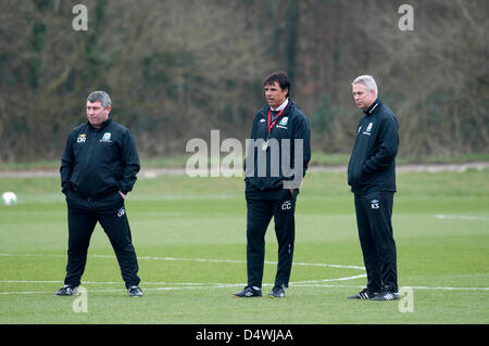 Cardiff, Wales, UK. 19 mars 2013. Pays de Galles Football Manager Chris Coleman avec son personnel d'entraînement Osian Roberts (à gauche) et Kit Symons (à droite) lors d'une séance de formation à l'hôtel Vale près de Cardiff en avance sur leur jeu avec l'Écosse à la fin de semaine. Credit : Phil Rees / Alamy Live News Banque D'Images