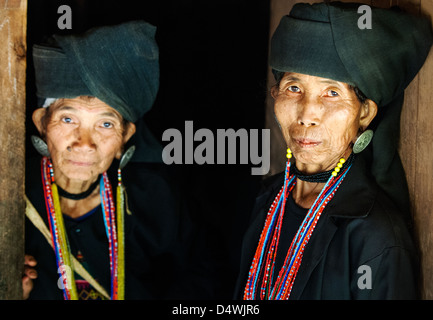 Les femmes d'un village tribal Akha portant des vêtements traditionnels et des bijoux, près de Kyaing Tong, l'État Shan, en Birmanie (Myanmar) Banque D'Images