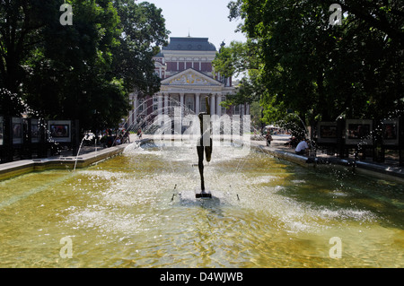 Sofia. La Bulgarie. Sculpture fontaine en face de l'élégante façade à colonnade néo-classique du Théâtre National. Banque D'Images