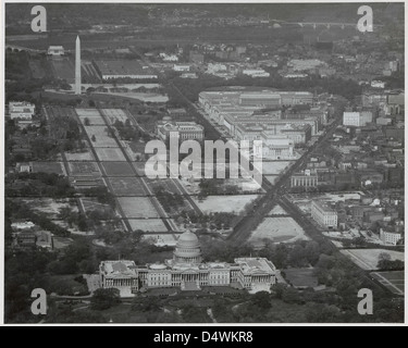 Une vue aérienne de 1936 du Capitole des États-Unis, du Triangle fédéral, du Lincoln Memorial et d'autres monuments clés de Washington. Cette image faisait partie de la célébration du 75e anniversaire des Archives nationales. Banque D'Images