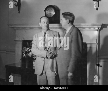 Photographie de l'archiviste adjoint Solon Buck qui se fait la main avec le premier archiviste des États-Unis Bob Connor dans la salle de réception de l'archiviste Banque D'Images