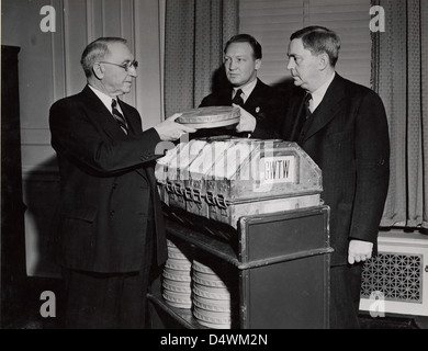 Photographie du premier archiviste des États-Unis R. D. W. Connor recevant le film « le vent en passe » du sénateur George de Géorgie et du directeur de la division est de Loew, carter Barron, 1941 Banque D'Images