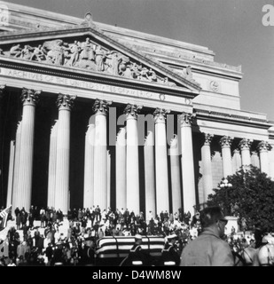 Photographie de cortège funèbre de Lyndon B. Johnson passant l'immeuble des Archives sur Constitution Avenue, 1973 Banque D'Images