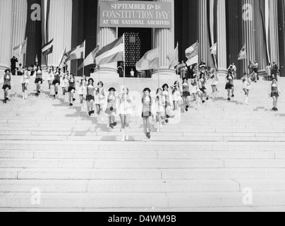 Photographie des colons de la Marche de Jefferson High School qui se sont mis en scène sur les marches du bâtiment des Archives nationales le jour de la Constitution, 1974 Banque D'Images