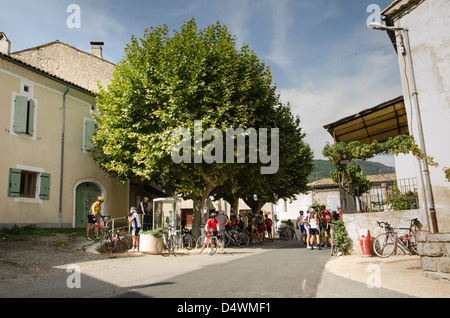 Randonnée à vélo la concurrence dans le sud de la France, dans la Drôme. Avec les montagnes et de belles routes, ce lieu est un paradis pour les amateurs de vélo. Banque D'Images
