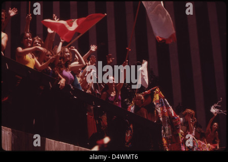 Août amène les « jours d'août » à Fountain Square. 'D'aug Days' est un festival d'arts d'un mois présenté à, pour, et parfois par, les gens. Banner Parade passe par Speakerss' Platform 08/1973 Banque D'Images