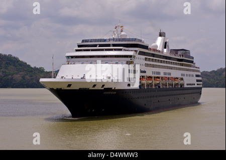 Le navire de croisière Holland America Line, MV Statendam cap à l'ouest dans le canal de Panama. Banque D'Images