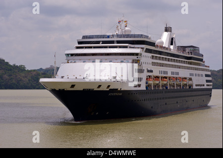 Le navire de croisière Holland America Line, MV Statendam cap à l'ouest dans le canal de Panama. Banque D'Images