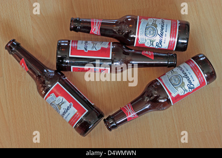Quatre bouteilles de bière Budweiser vide sur le plancher Banque D'Images