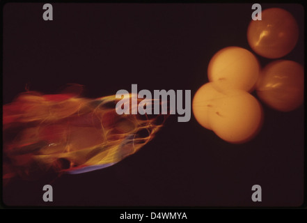 En août 1973, le festival des arts « D'aug Days » a lieu à Fountain Square, avec des sculptures uniques faites d'arceaux de fil recouverts de gaze suspendus à des ballons, flottant au-dessus des bâtiments environnants. Banque D'Images