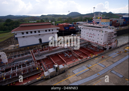 Navires dans la section Verrouillage de Miraflores du Canal de Panama Banque D'Images