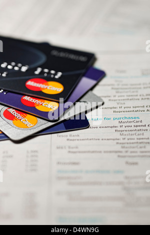Gros plan des cartes de crédit Mastercard sur la page du concept de financement de dette bancaire de journal financier Banque D'Images
