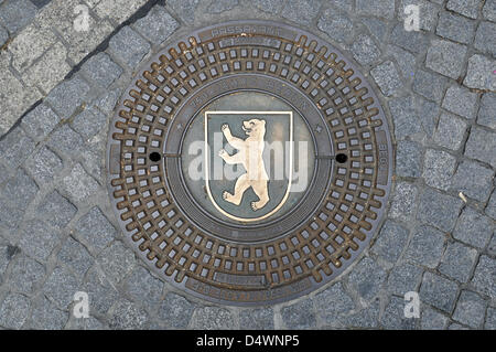 ILLUSTRATION - Un fichier photo datée du 18 septembre 2012 montre une couverture de vidange avec l'emblème de Berlin et l'inscription "750 Jahre Berlin' ('750 ans) de Berlin à Berlin, Allemagne. Photo : Verlag/Steinach - () Banque D'Images