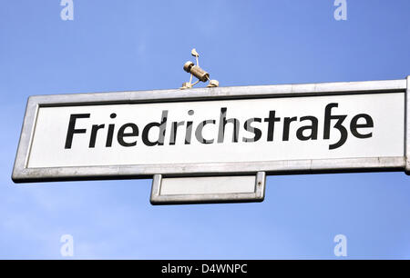 ILLUSTRATION - Un fichier photo datée du 20 septembre 2012 montrant un mannequin sur cork street sign 'Friedrichstraße' à Berlin, Allemagne. Photo : Verlag/Steinach - () Banque D'Images