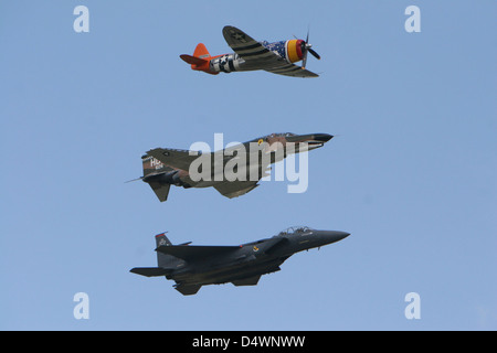 Un P-47 Thunderbolt, F-4 Phantom et F-15 Eagle dans un vol du patrimoine au cours de la Wings Over Houston meeting aérien. Banque D'Images