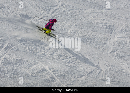 Skieur de montagne en descendant du flanc d'une montagne Banque D'Images