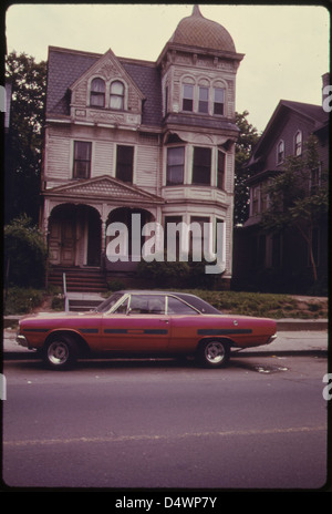 Une photographie de juin 1974 montrant une résidence privée sur North main Street à Paterson, New Jersey, capturée dans le cadre du projet DOCUMERICA documentant les communautés américaines et la vie urbaine. Banque D'Images