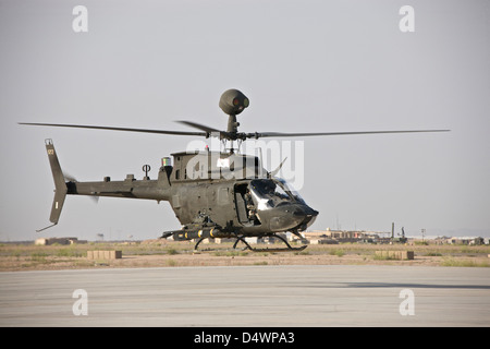 Un hélicoptère OH-58D Kiowa décolle du COB Speicher, Tikrit, Iraq, durant l'opération Iraqi Freedom. Banque D'Images