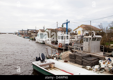 Bateaux amarrés au port ostréicole à Ares, Gironde, France Banque D'Images