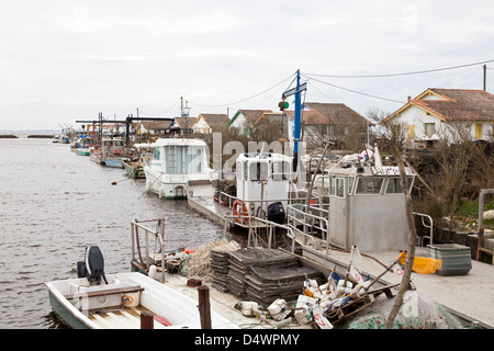 Le port ostréicole chez Ares, Gironde, France Banque D'Images