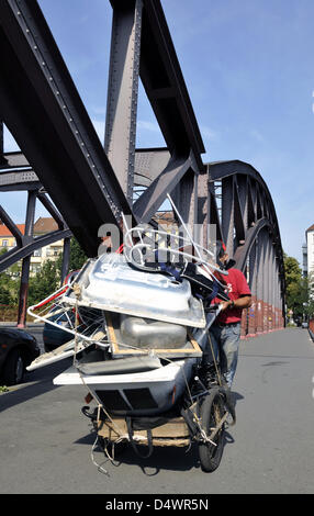 ILLUSTRATION - Un fichier photo datée du 18 septembre 2012 montre un collecteur de ferraille traversant le pont Hertabrücke à Berlin, Allemagne. Photo : Verlag/Steinach - () Banque D'Images