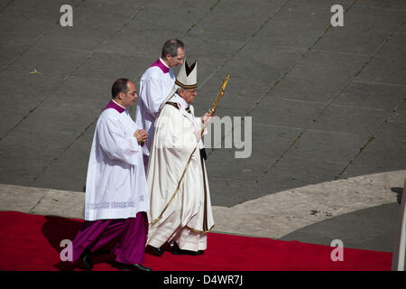 Pape Francis je marche jusqu'à l'autel situé sur la Place Saint-Pierre à l'occasion de son inauguration comme Évêque de Rome et Pape, 2013 Banque D'Images