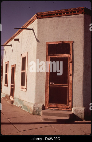 Adobe Structure au 4e et Campbell rues dans la section hispanophones d'El Paso, 06/1972 Banque D'Images