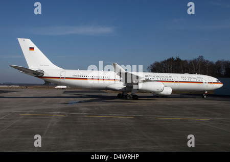 L'Aérodrome de Cologne, Allemagne - un Airbus 340 agissant en tant qu'Air Force One pour l'Armée de l'air allemande. Banque D'Images