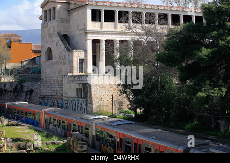 Europe Grèce Athènes un train de métro Monastiraki passant la Stoa d'attale Banque D'Images