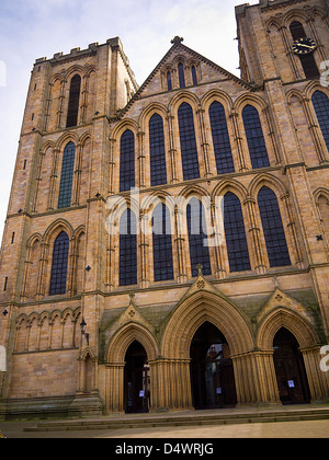 L'extérieur de la cathédrale de Ripon dans Yorkshire du Nord est une structure magnifique qui a attiré les fidèles depuis des siècles pour cette petite ville Banque D'Images