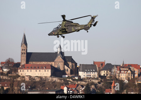 Eurocopter Tigre allemand survolant la ville de Fritzlar, Allemagne, en préparation pour le déploiement en Afghanistan. Banque D'Images