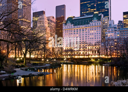 Plaza Hotel Midtown Manhattan Dusk Central Park Banque D'Images